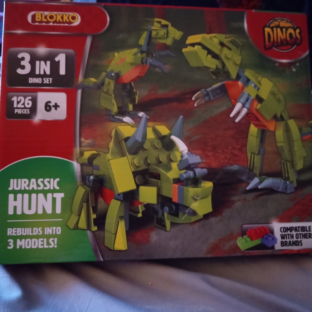 JURASSIC HUNT VINYL LEGO SET 3 IN 1 126 PIECES OFFERS WELCOME
